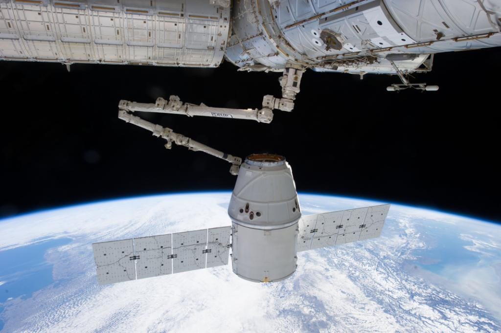 Американский космический грузовик Cargo Dragon совершил успешную стыковку с МКС, несмотря на нештатную ситуацию