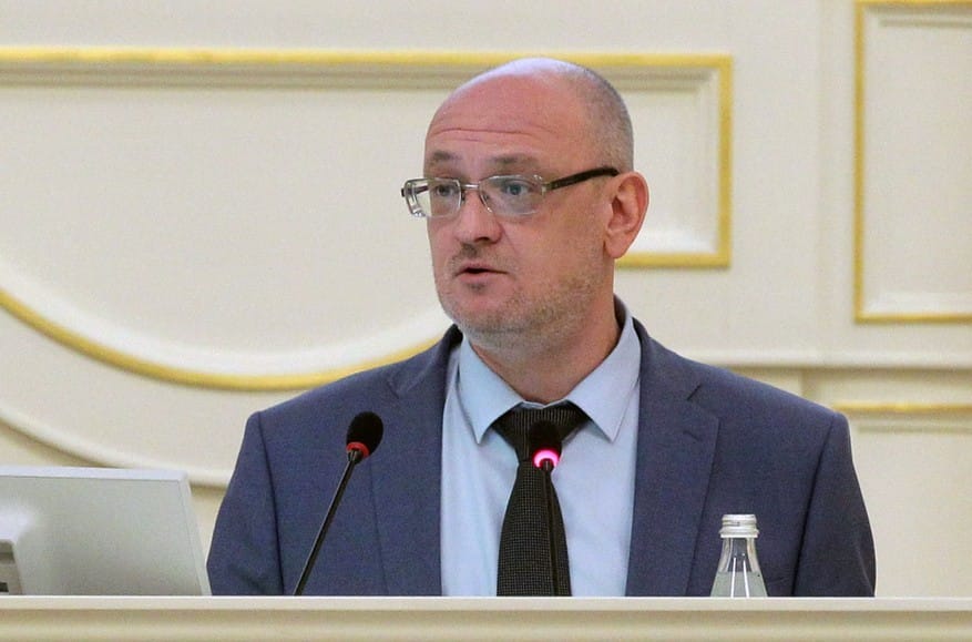 Депутат Максим Резник, находящийся под домашним арестом, снялся с выборов в ЗакС 