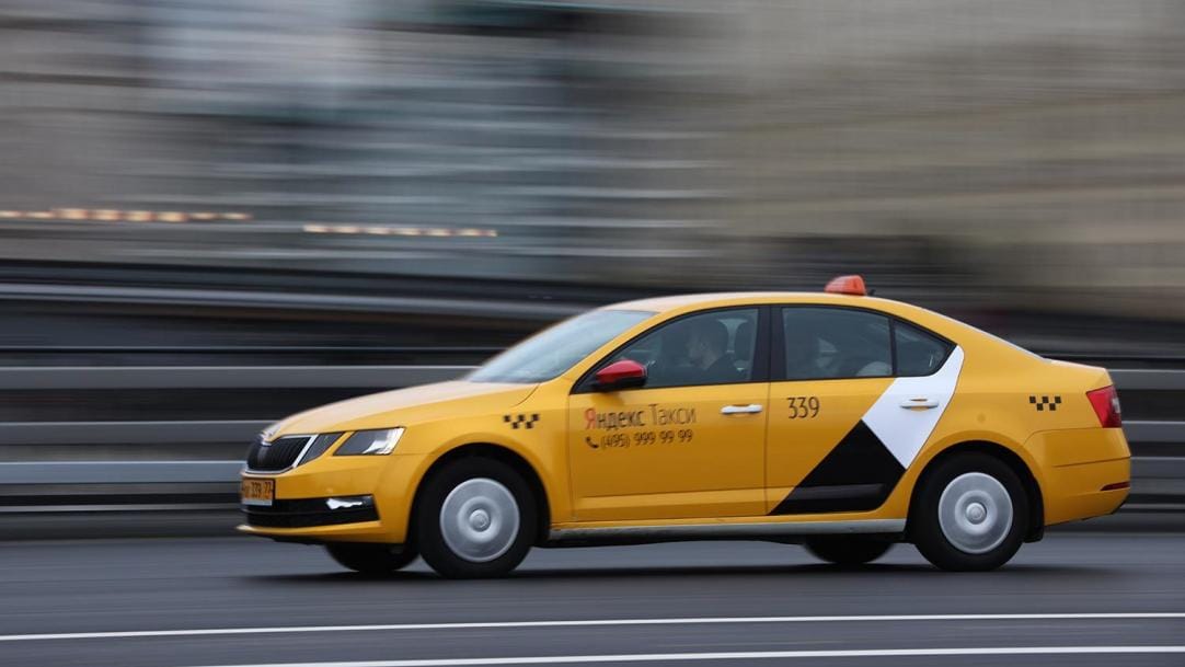 В работе «Яндекс Go» и Uber произошел сбой. Пользователи не могут заказать такси в Москве и других регионах