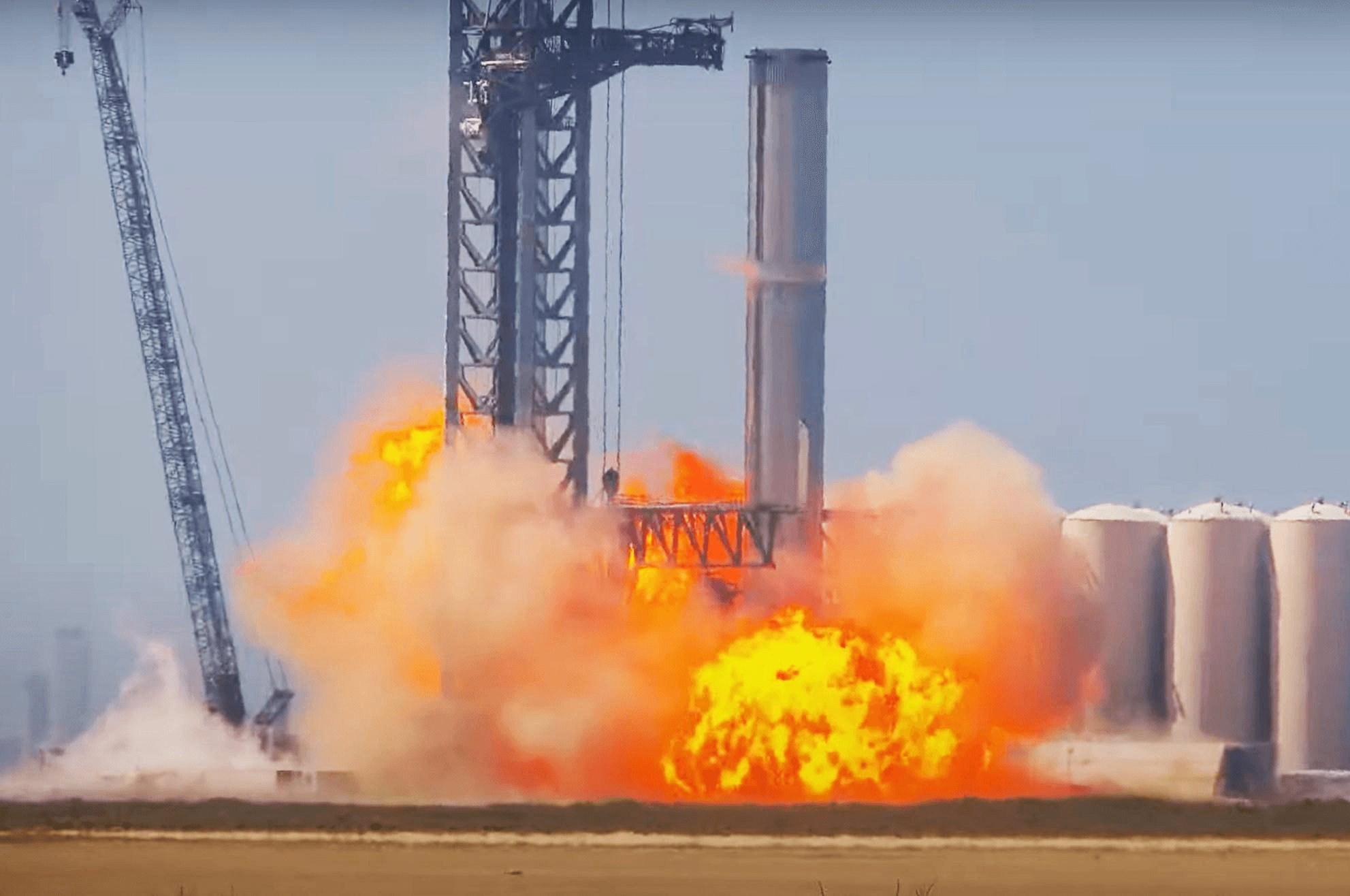 Во время испытаний ракеты SpaceX с космическим кораблем Starship произошел взрыв