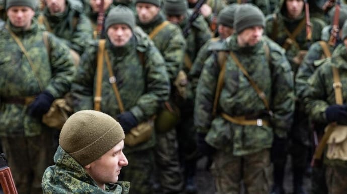 «Соскочить с этой х*йни не получится, я и вы попали в жопу». Срочники записали разговор с политруком
