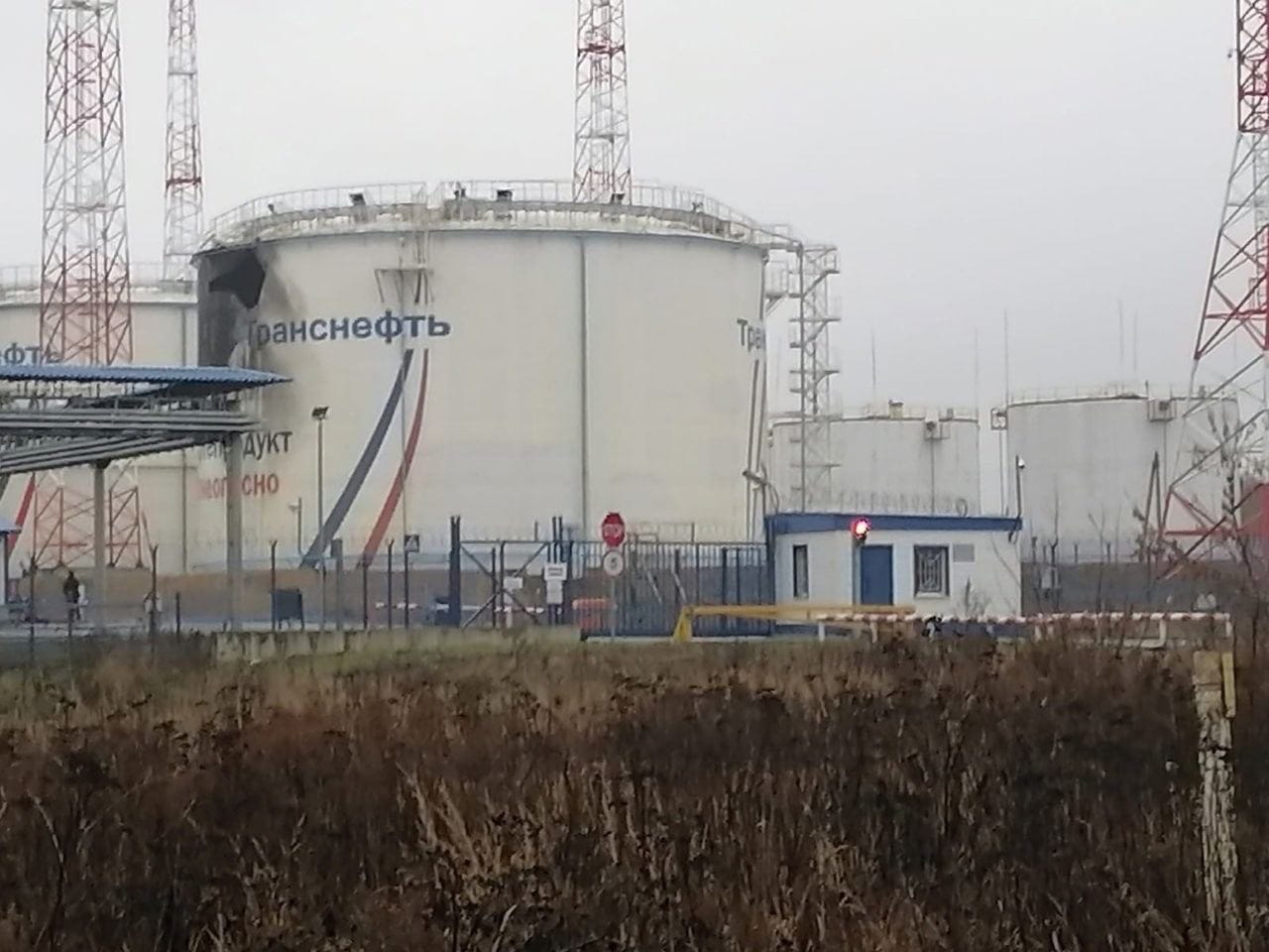Беспилотник подорвал нефтебазу в орловском селе в 200 км от границы с Украиной 