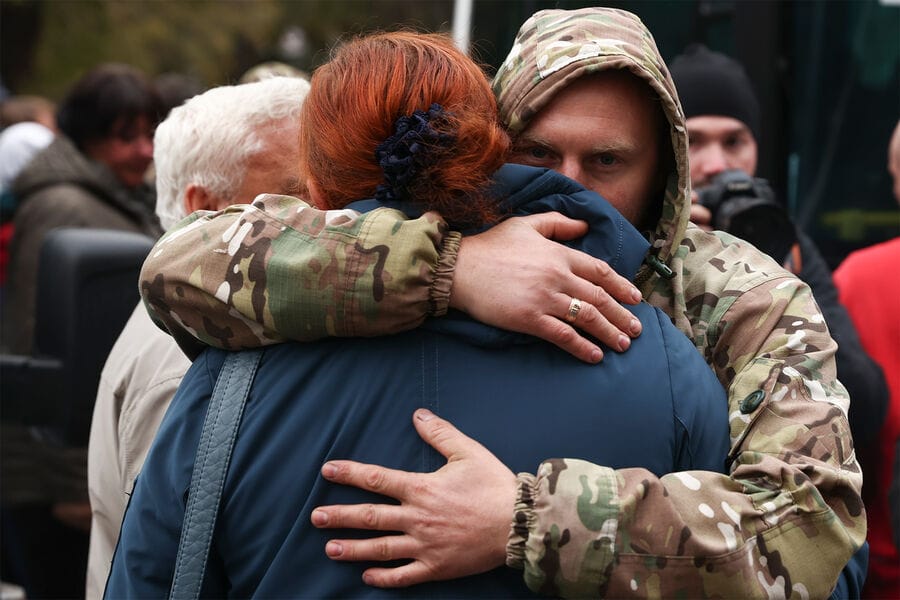 «Тихим голосом сначала заговорить, а потом приближаться». Женам солдат, вернувшихся с войны в Украине, составили правила общения с мужьями