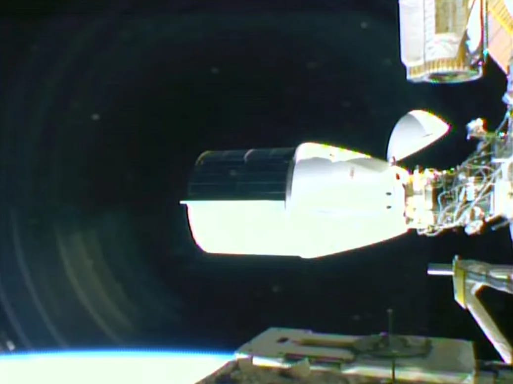 Корабль SpaceX впервые скорректировал орбиту МКС