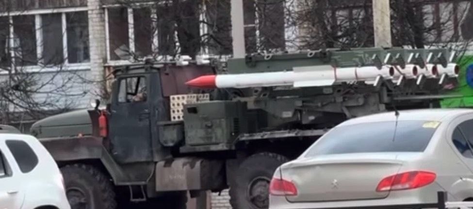 Российский эрзац-ЗРК на базе грузовика «Урал» с ракетами «воздух — воздух» Р-77-1