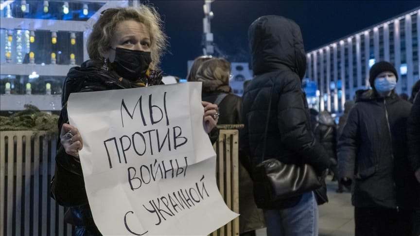«Уволен за антивоенную позицию». Как профсоюзные активисты помогают выступающим против войны