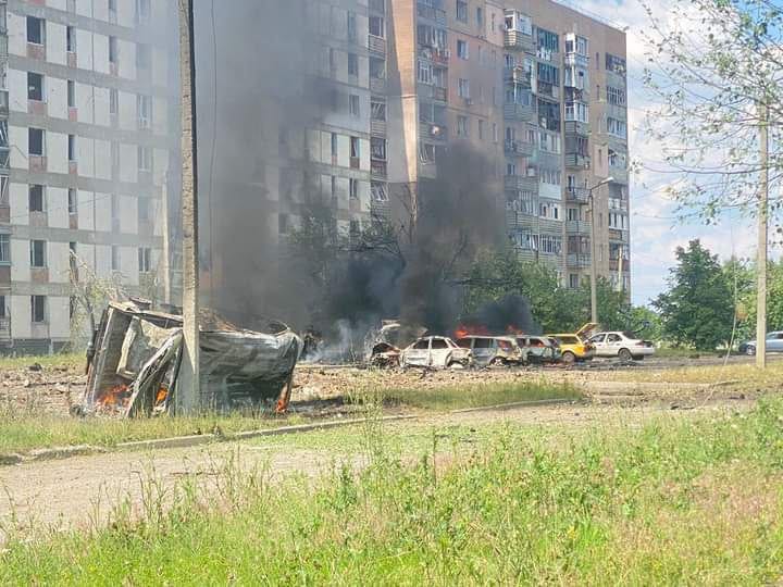 Российская армия обстреляла город Первомайский Харьковской области. Пострадал 31 человек