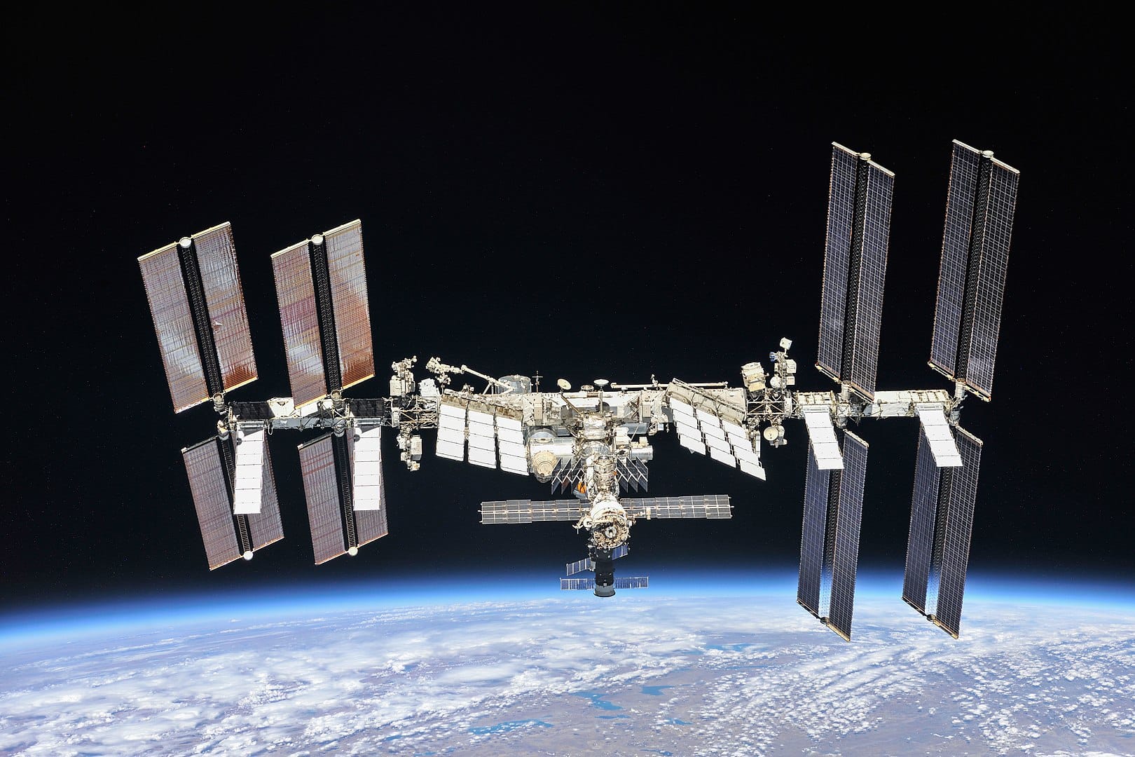 «Роскосмос» и NASA продлят программу перекрестных полетов на МКС до 2025 года. РФ может выйти из проекта после запуска собственной станции