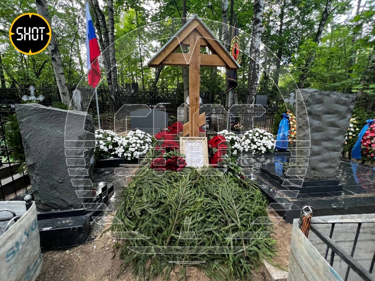 Могила Евгения Пригожина на Пороховском кладбище в Санкт-Петербурге